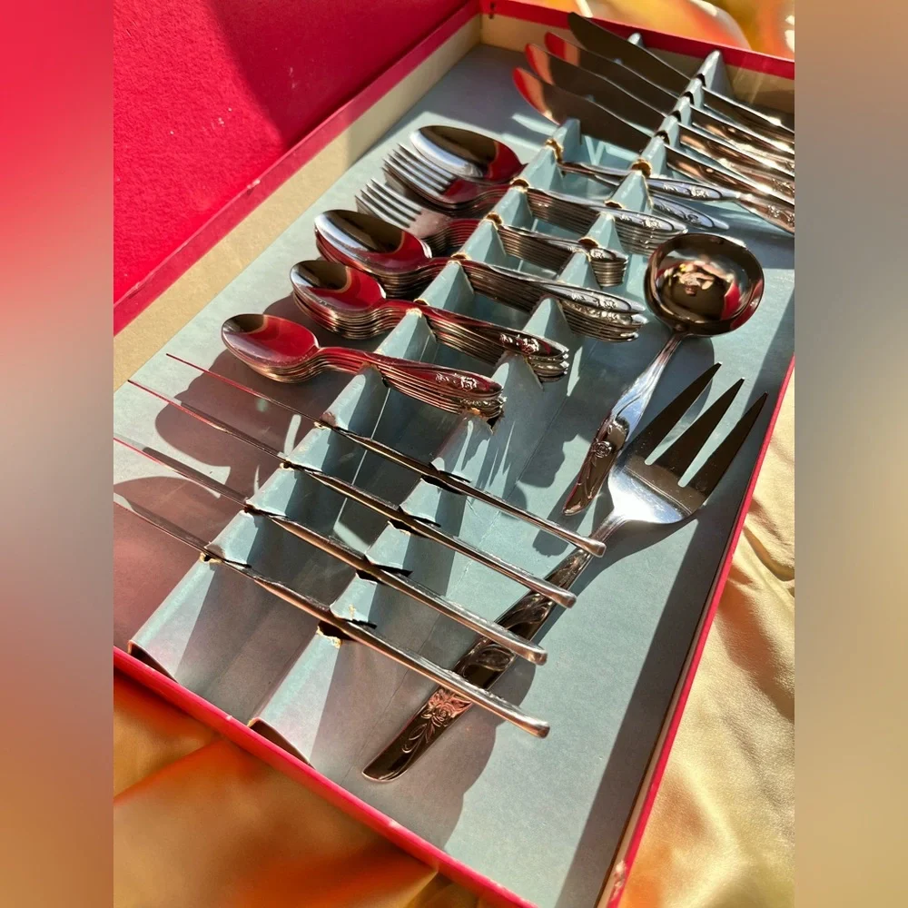 VINTAGE Dead Stock Americana Beauty Rose Flatware Set - New in Box - Picture 4 of 16